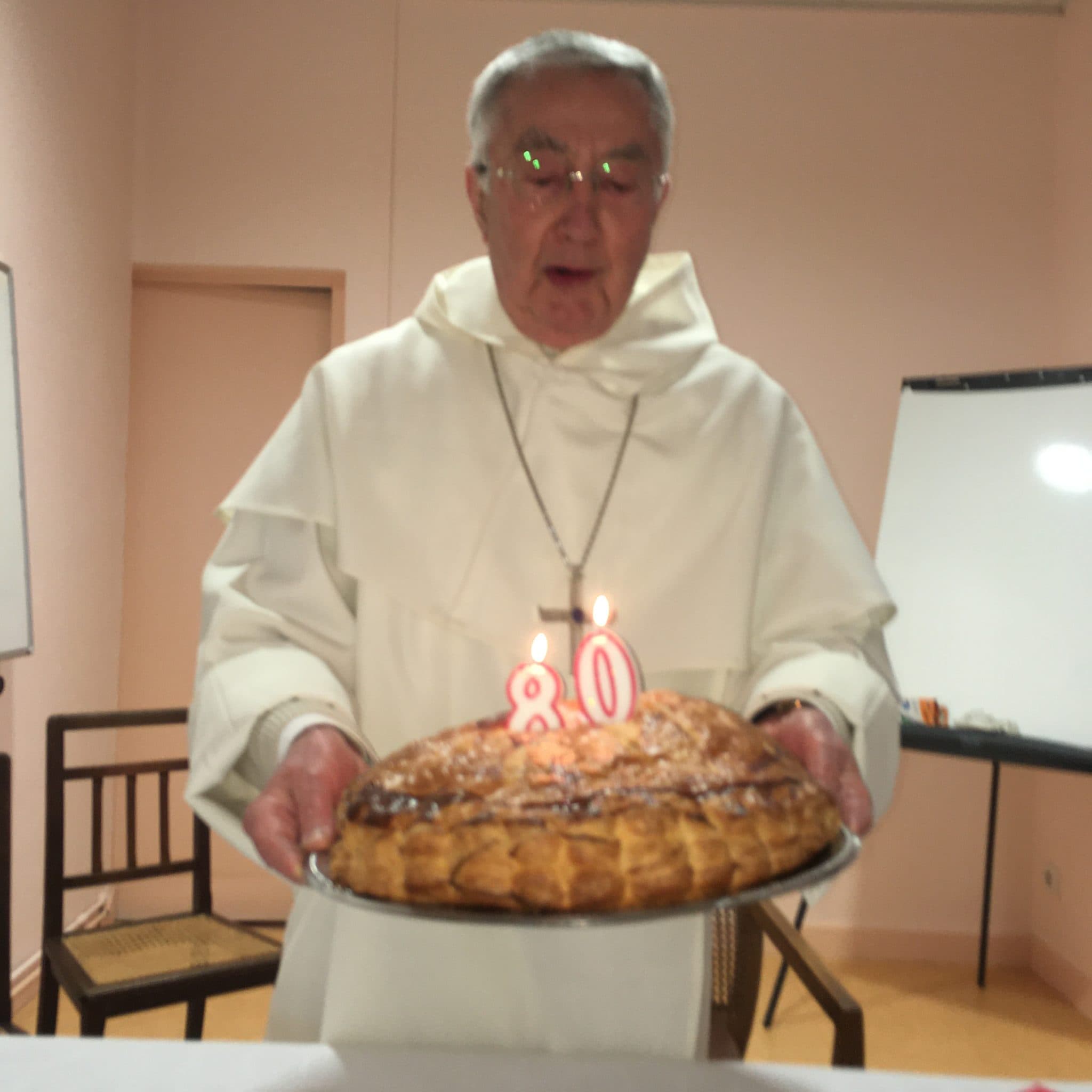 Mgr Jean-Louis Bruguès présentant la galette de ses 80 ans
