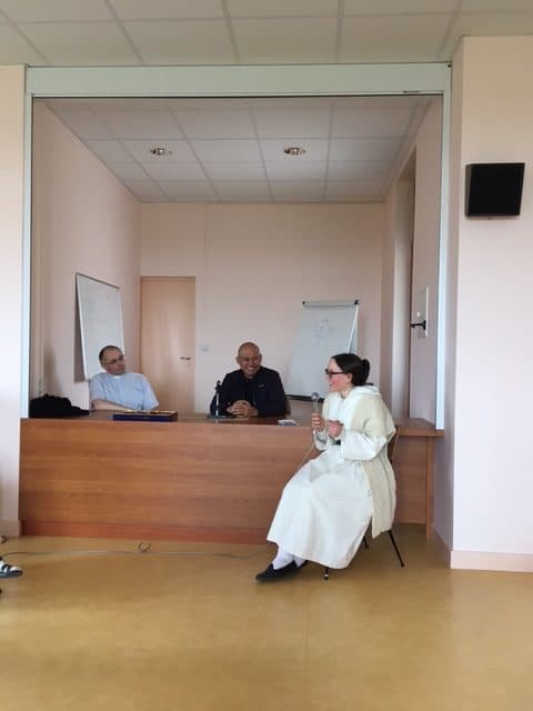 Une sœur dominicaine échange avec deux frères prêtres