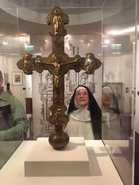 Croix de procession ancienne exposée au musée du Hiéron