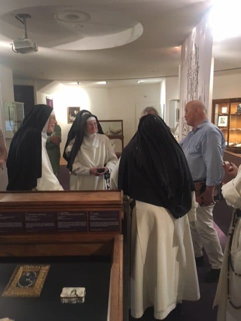 Sœurs dominicaines avec leur guide au musée du Hiéron