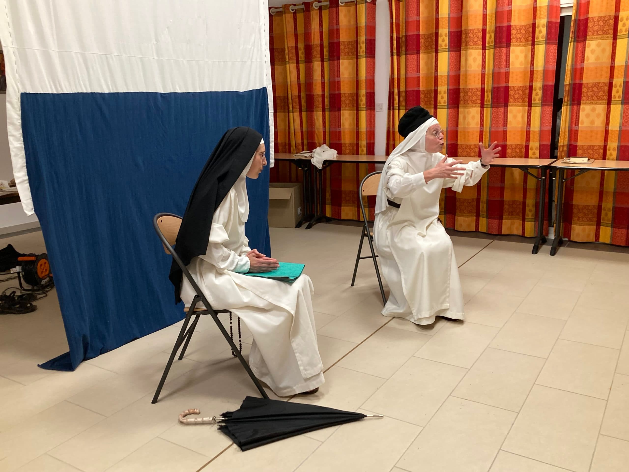 Deux moniales pendant une prise de parole