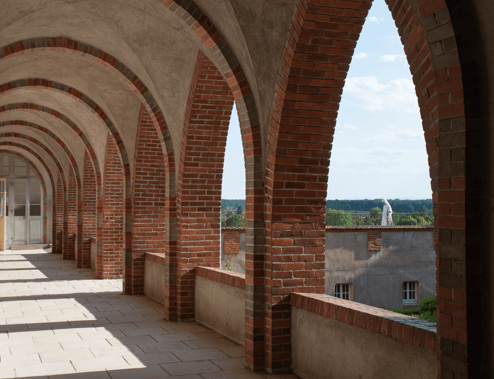Galerie du cloître ouverte sur le jardin