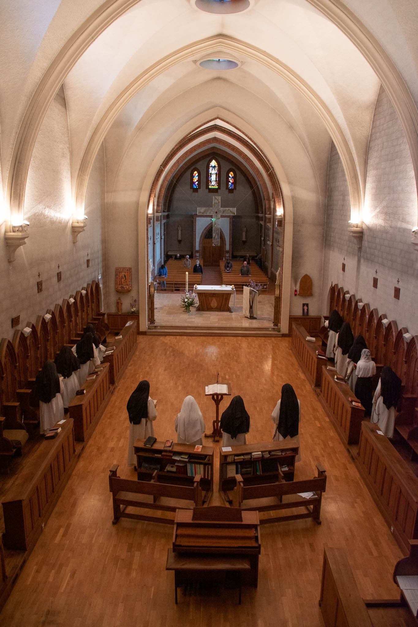 Communauté réunie pour un office dans la chapelle