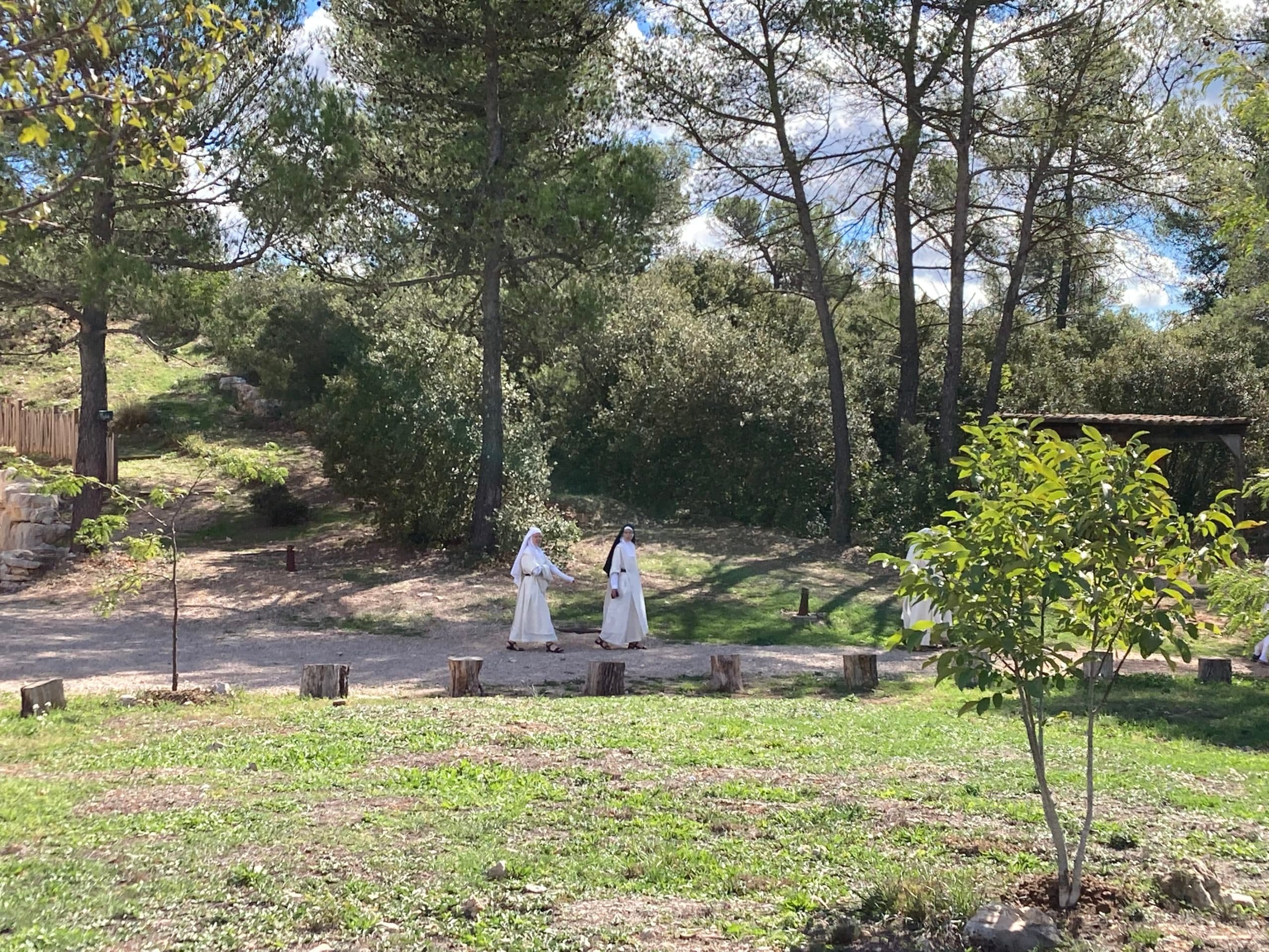Deux moniales marchant dans le jardin
